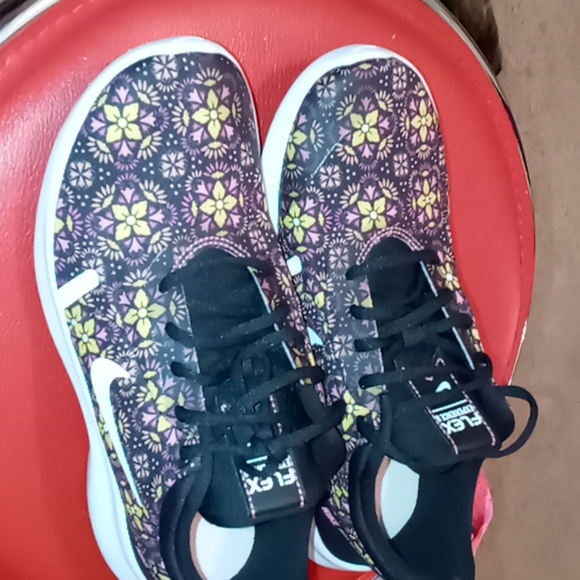 Nike Flowered running shoes. 6.5 - Picture 3 of 4